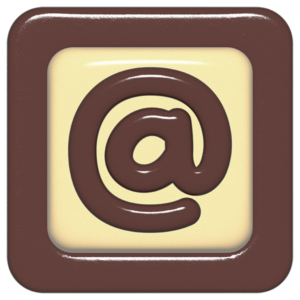 立体的なチョコレート風アイコン。外側がダークブラウンの正方形フレームで、中央のアイボリーのベースに、丸みのある茶色の「@」が3Dで配置されているデザイン。